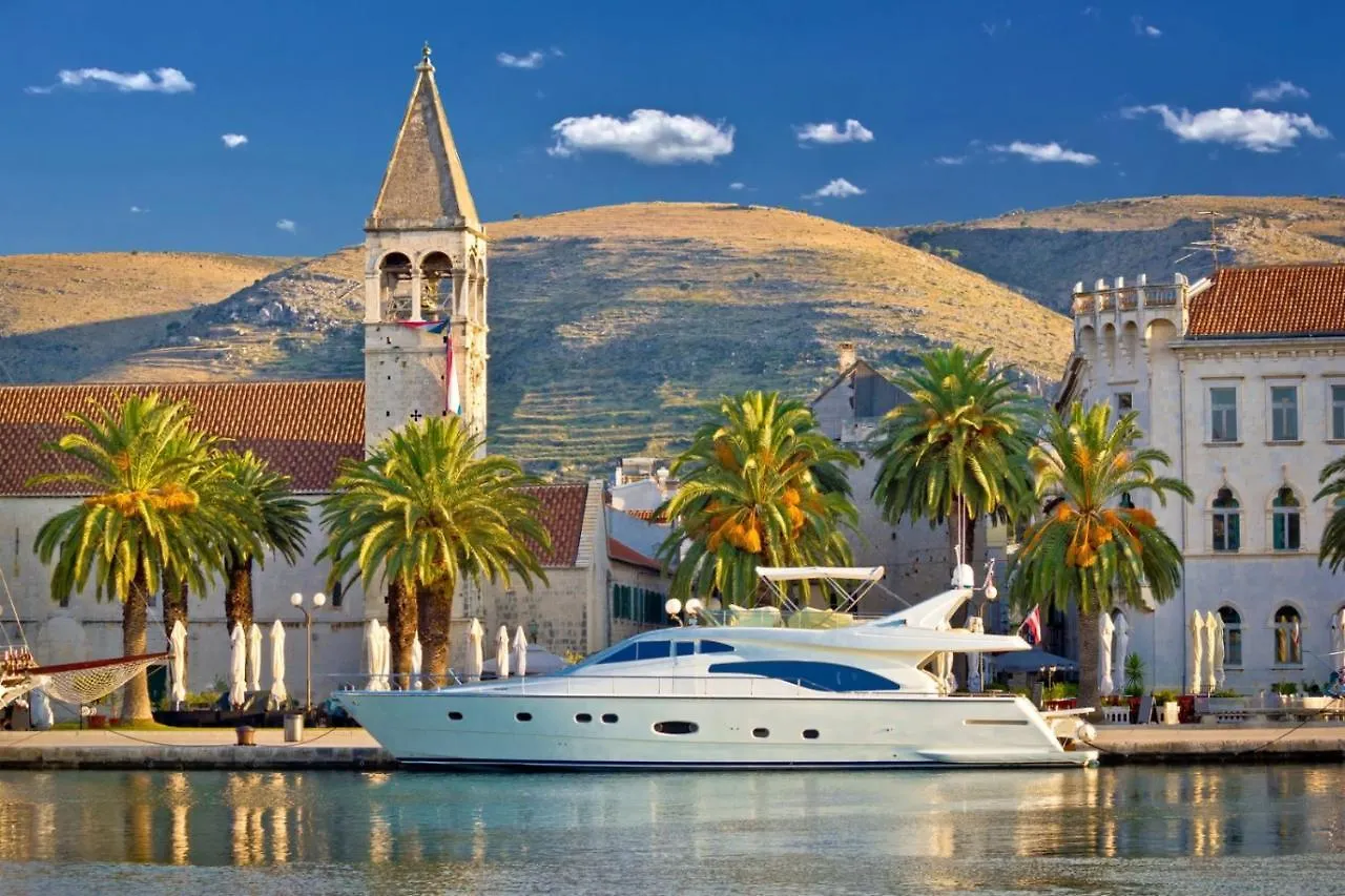 Holiday Apartment In Okrug Gornji With Terrace, Air Conditioning, Wifi, Washing Machine 5070-1 Trogir